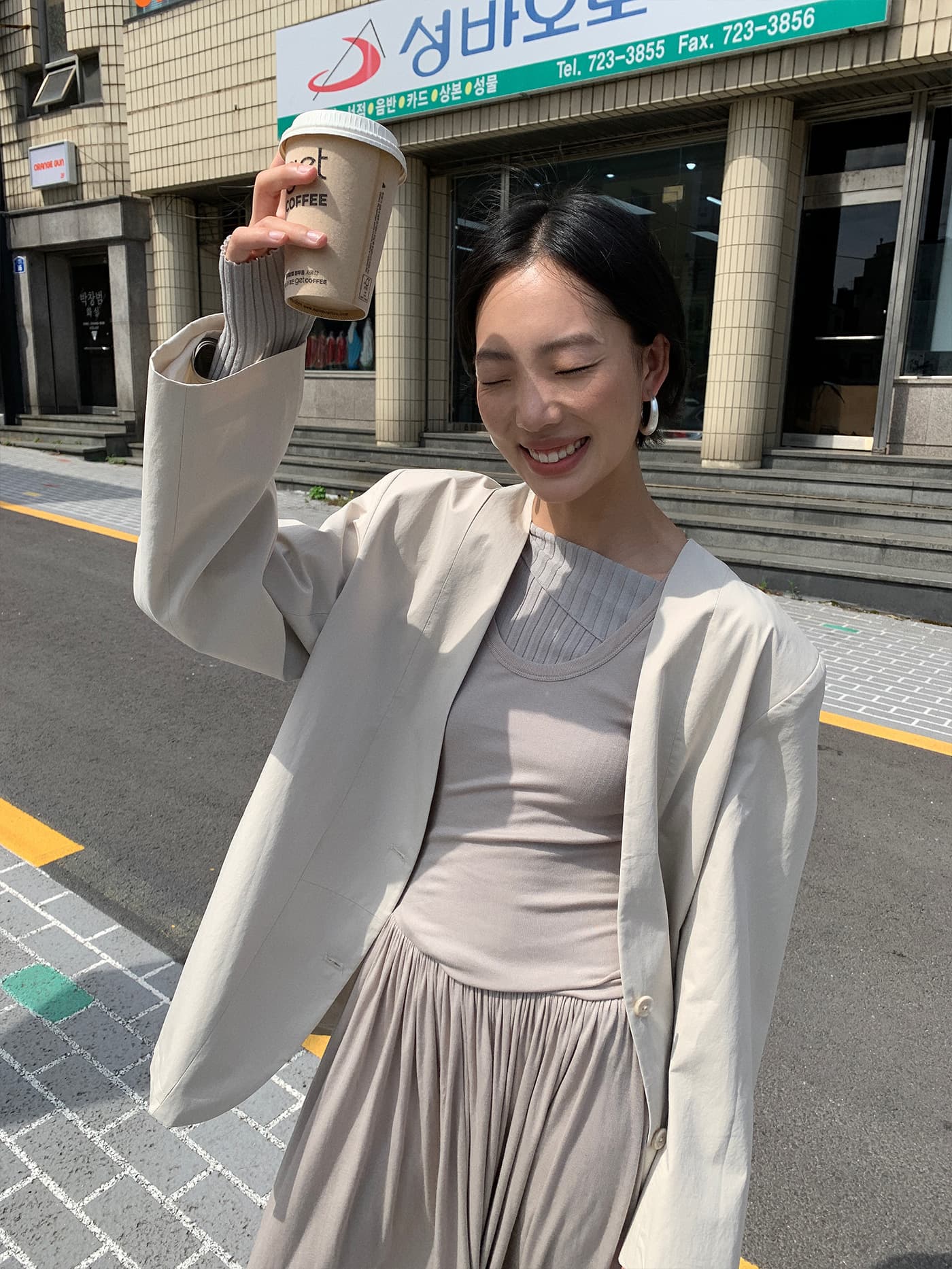 【レディースカジュアルファッション】  ゆる美シルエット×上品ミニマル｜Vネックが映える中長丈ジャケット