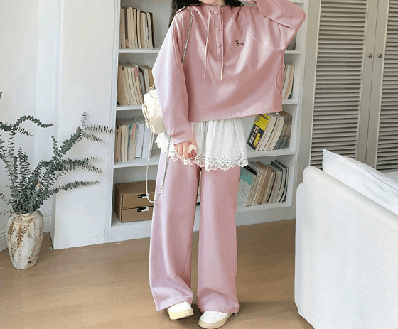 【レディースカジュアルファッション】ゆるっと楽かわいいスウェットセットアップ｜春先にぴったりのルーム＆ワンマイルウェア