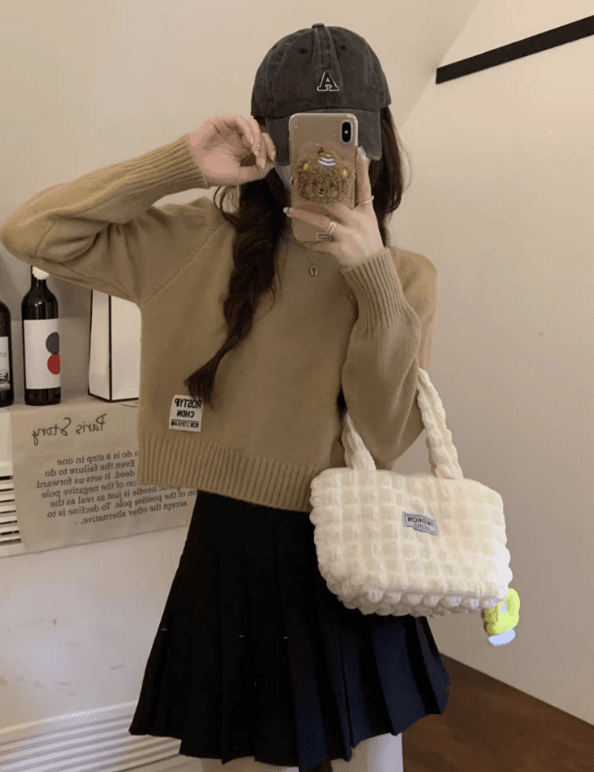 【レディースカジュアルファッション】ショート丈ニットプルオーバー|ゆるかわデザインでスタイルアップが叶う秋冬トップス