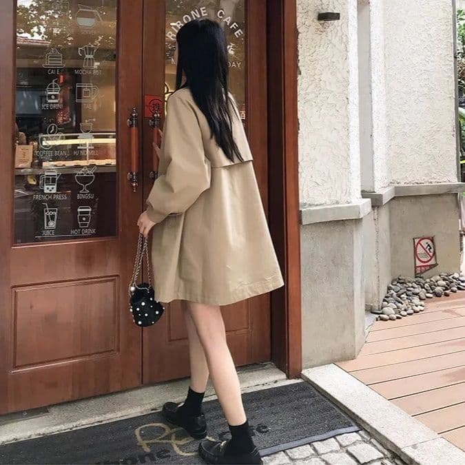 【レディースカジュアルファッション】軽やかモード×ゆるリラックス|こなれ感をまとえるミドル丈トレンチコート